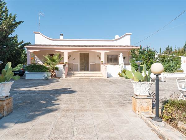 VILLA CON PISCINA-VENDITA A SAN VITO DEI NORMANNI