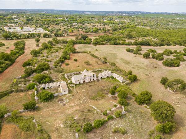 Antica Masseria con 100 ettari a Ceglie Messapica