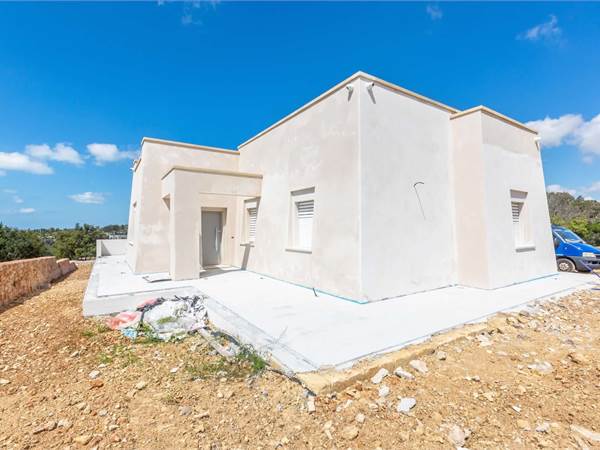 Prestigiosa villa vista mare in collina 