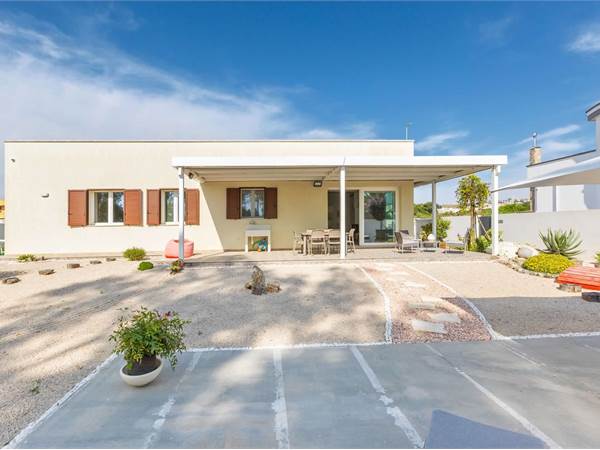 Beautiful newly built villa with garden 