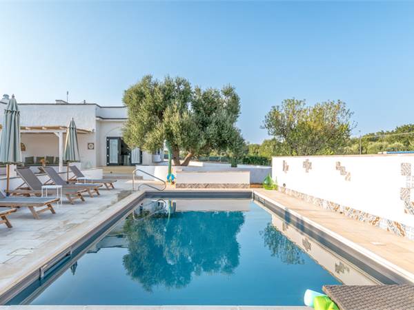 Villa with dependance and pool