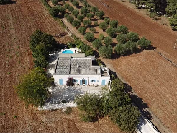 Lamia for sale with two rooms and pool