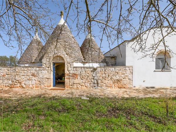 Lamia antica with trulli 