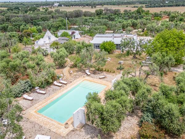 Complex of Villa, Trullo and Lamia for Sale