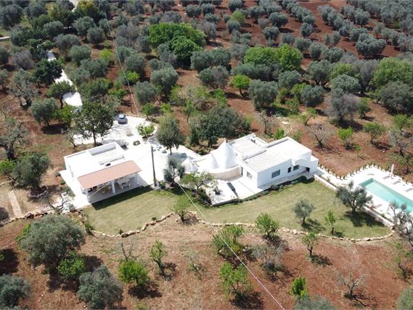 Trulli and lamie with 4 bedrooms and swimming pool