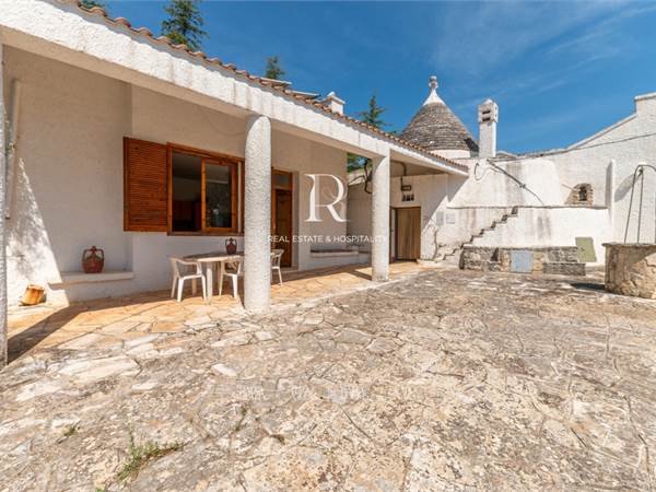 Villa with Trullo in Contrada Sorbole, Ostuni