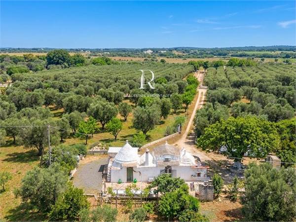 Trullo and lamie with land