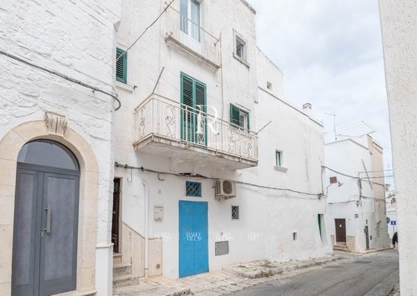 EIGHTEENTH-CENTURY BUILDING OVERLOOKING THE HISTORIC CENTER  